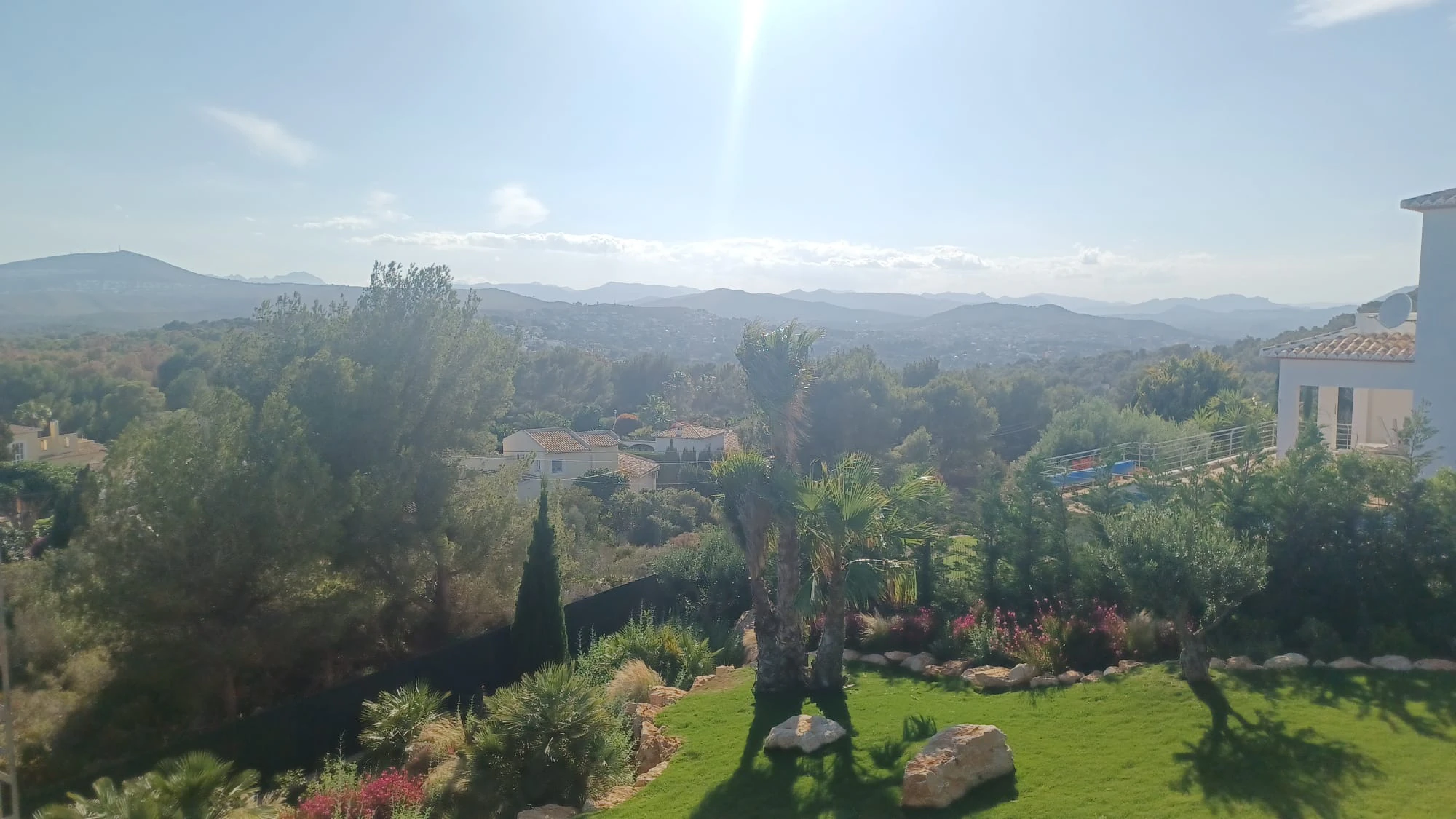 VILLA EN PRIMERA LINEA DE MAR EN JAVEA