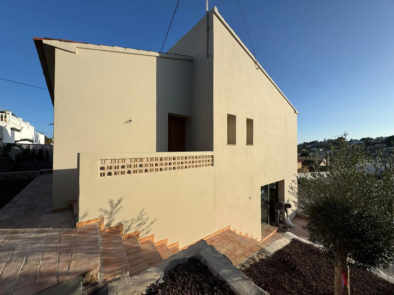 Tu refugio mediterráneo: villa renovada con vistas al mar, piscina y a solo 5 minutos caminando de la playa