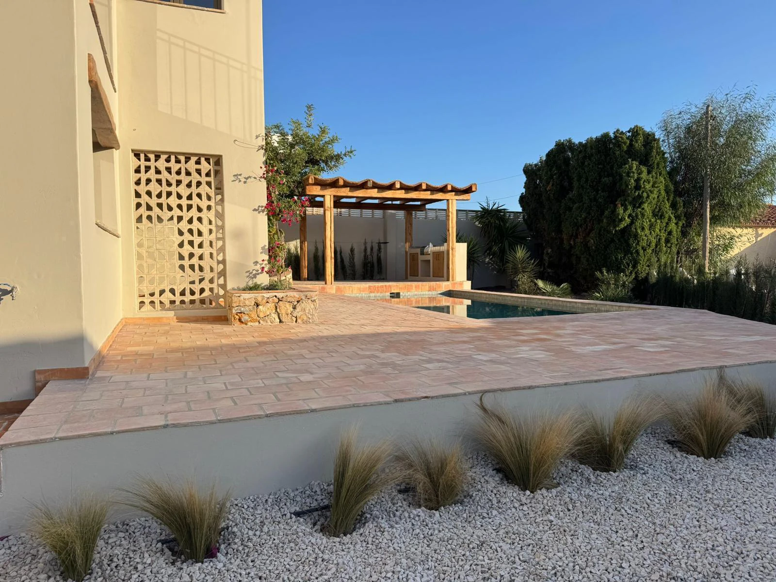 Tu refugio mediterráneo: villa renovada con vistas al mar, piscina y a solo 5 minutos caminando de la playa