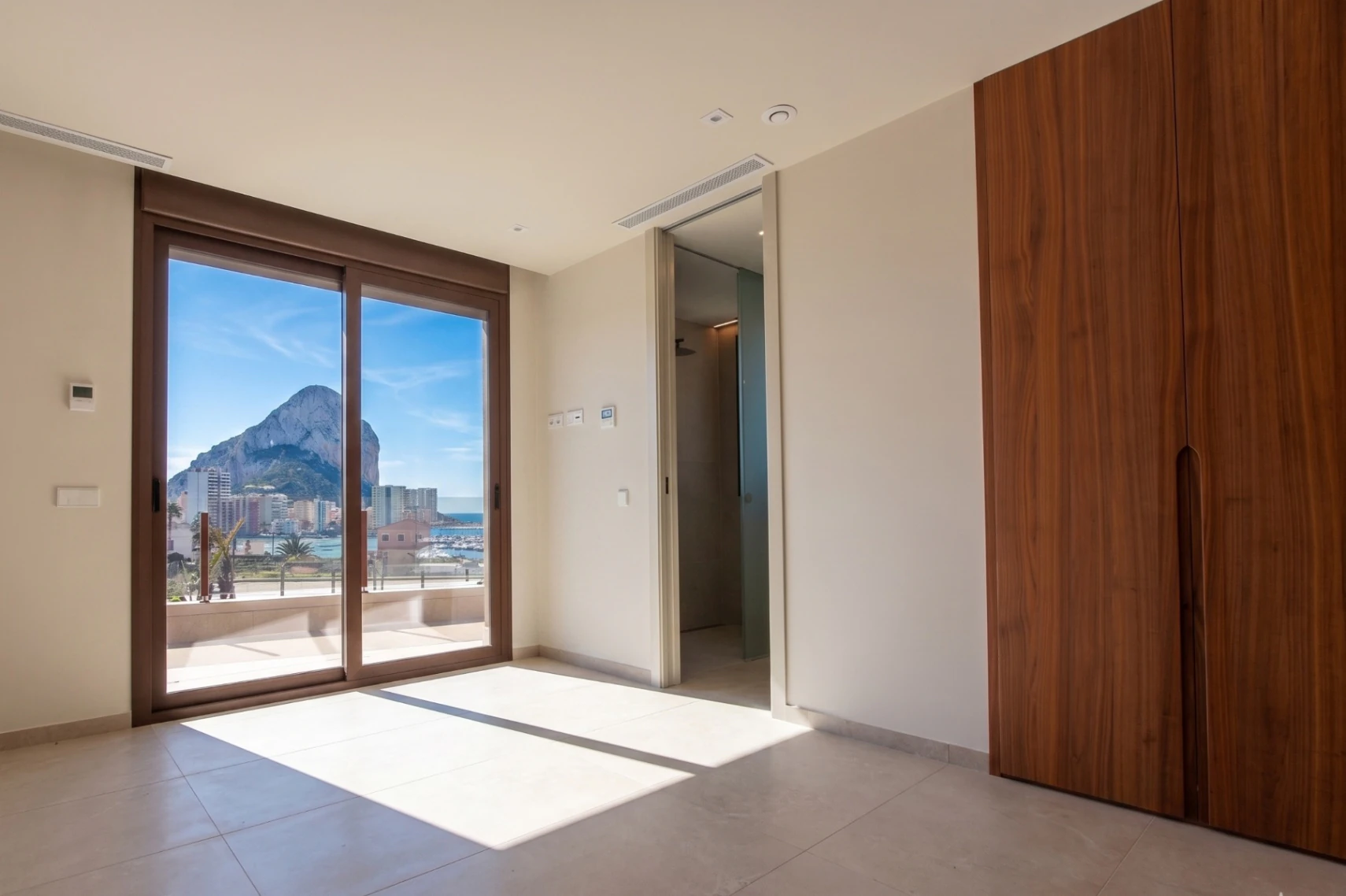 Villa moderna de obra nueva en Calpe con vistas al mar y al Peñón de Ifach