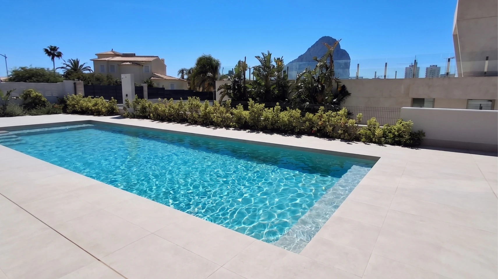 Villa moderna de obra nueva en Calpe con vistas al mar y al Peñón de Ifach