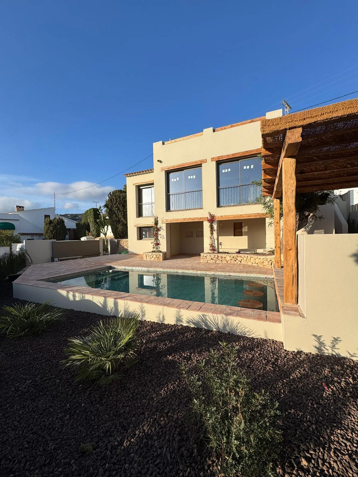 Tu refugio mediterráneo: villa renovada con vistas al mar, piscina y a solo 5 minutos caminando de la playa
