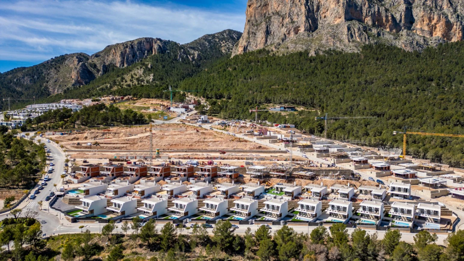 Modernas Villas de Obra Nueva en Polop con Vistas al Mar y la Montaña