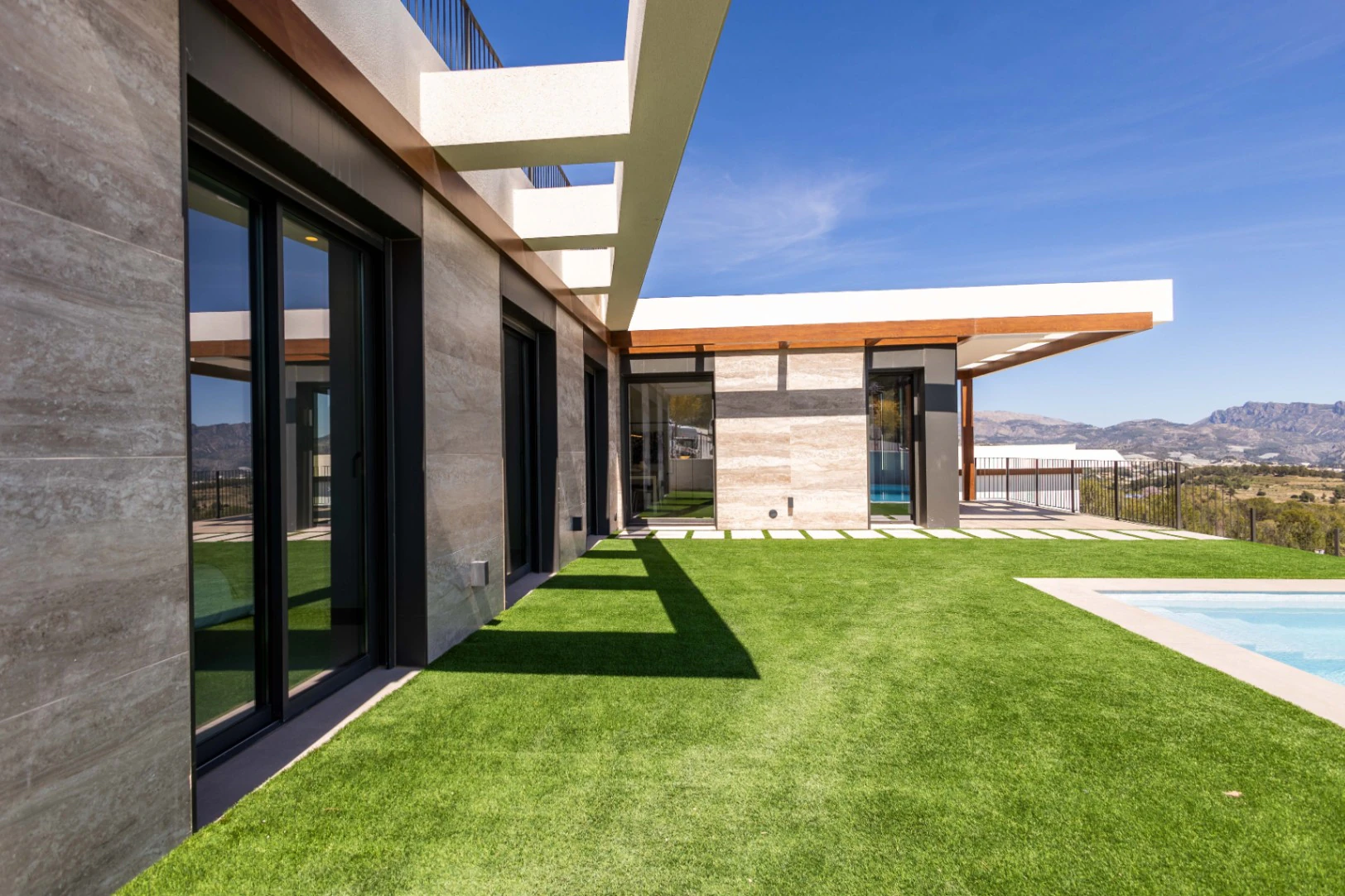 Modernas Villas de Obra Nueva en Polop con Vistas al Mar y la Montaña