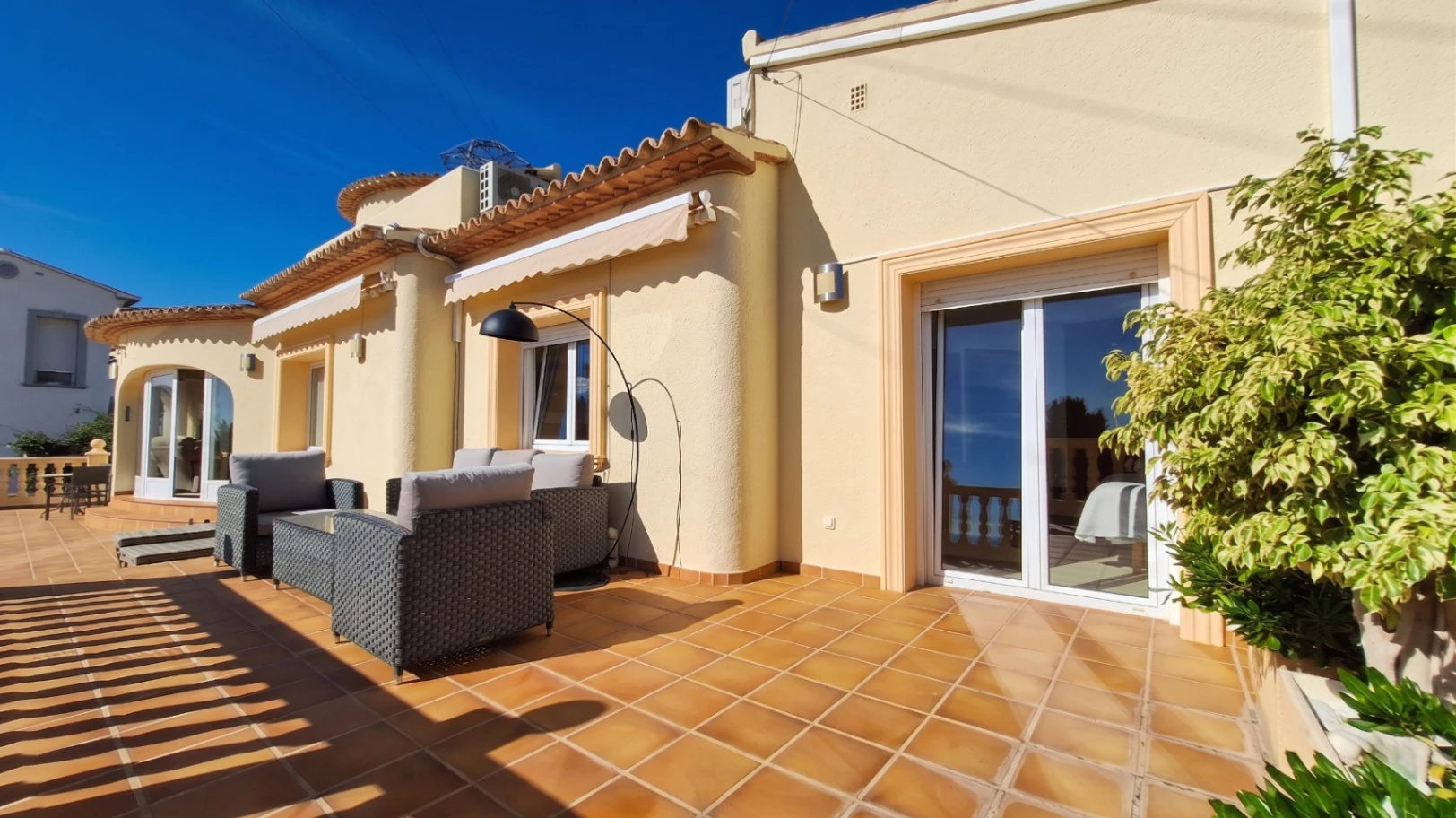 Villa con vistas panorámicas al mar en Calpe, tu sueño mediterráneo.