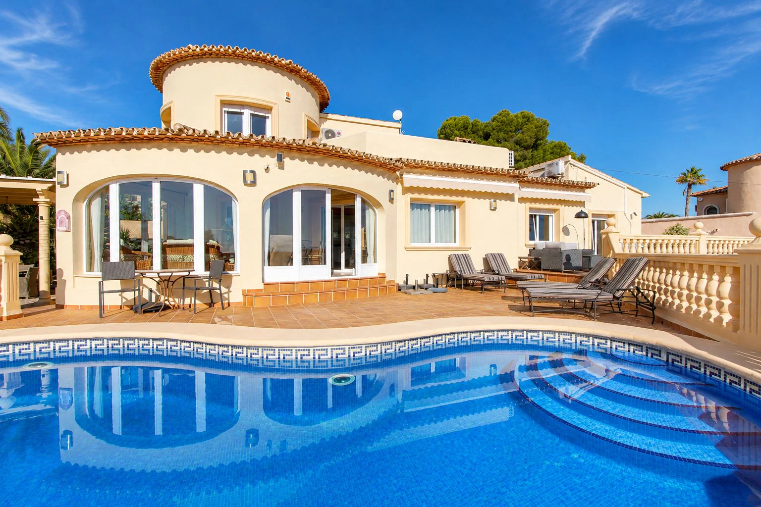 Villa con vistas panorámicas al mar en Calpe, tu sueño mediterráneo.