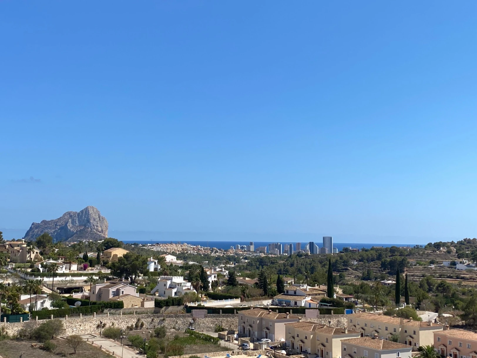 Villa sofisticada con orientación sur, piscina infinity y vistas al mar