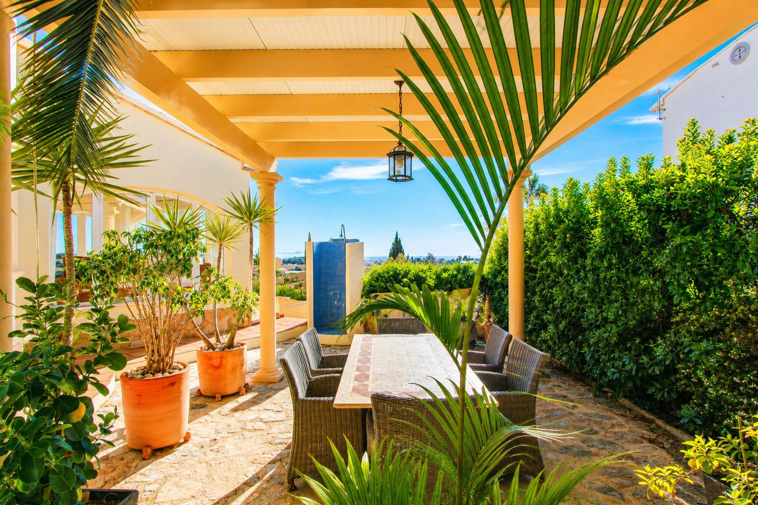Villa con vistas panorámicas al mar en Calpe, tu sueño mediterráneo.
