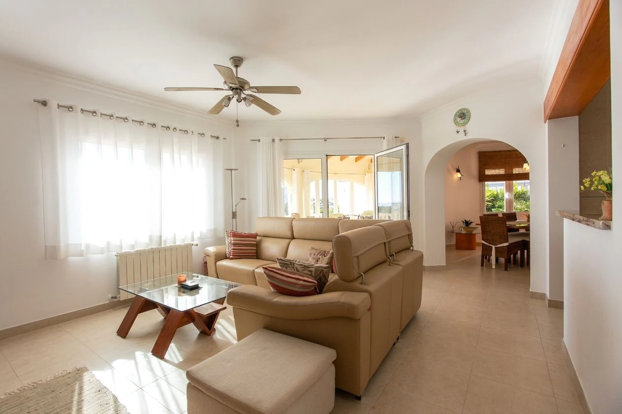Villa con vistas panorámicas al mar en Calpe, tu sueño mediterráneo.