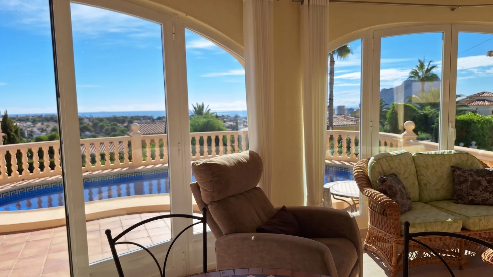 Villa con vistas panorámicas al mar en Calpe, tu sueño mediterráneo.