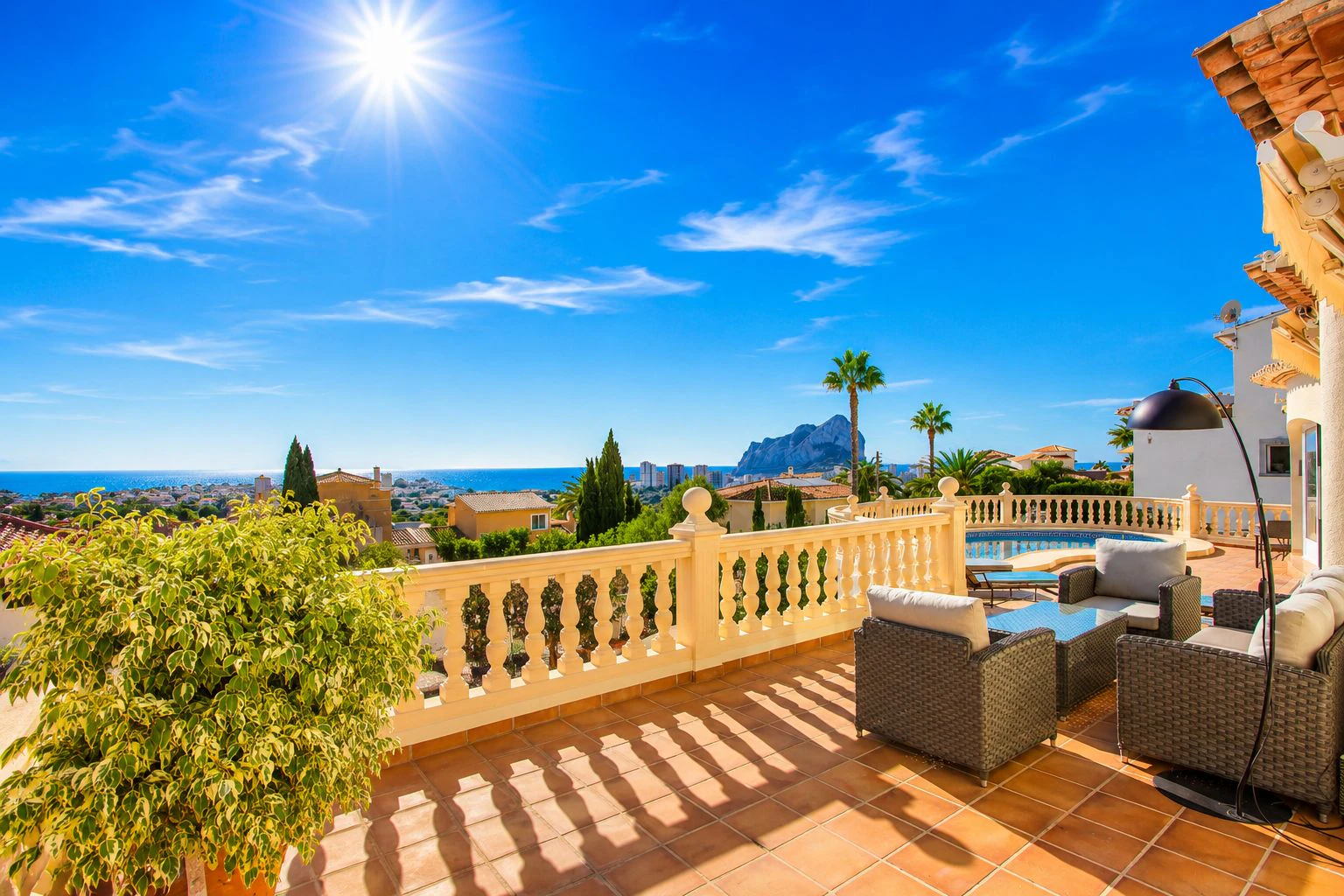 Villa con vistas panorámicas al mar en Calpe, tu sueño mediterráneo.