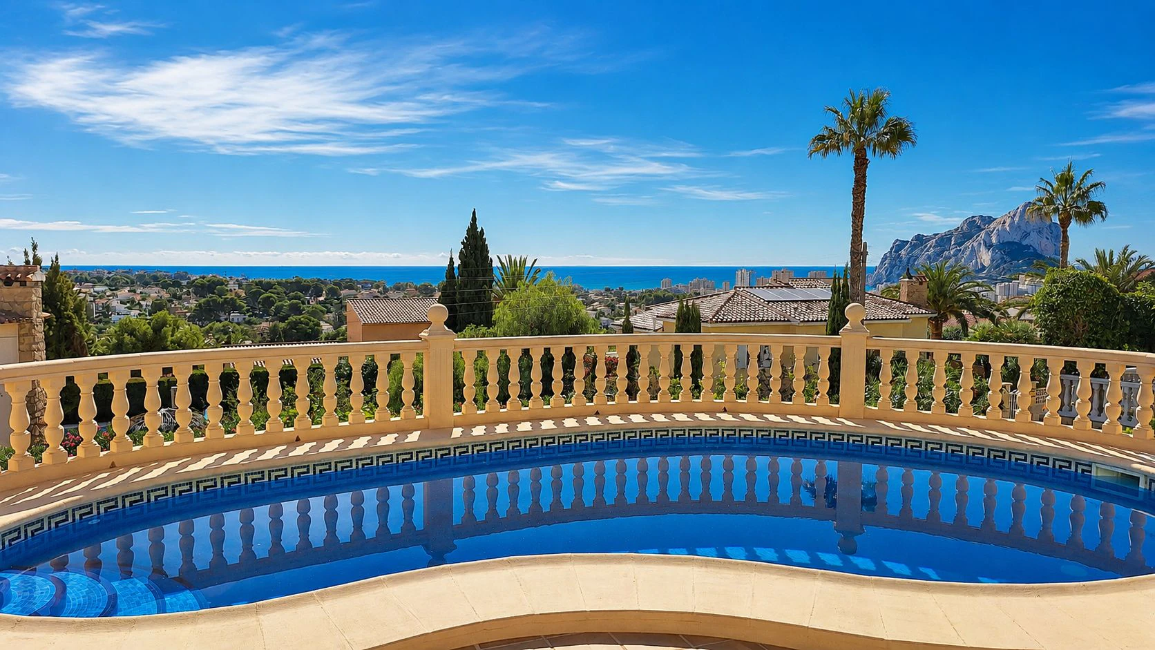 Villa con vistas panorámicas al mar en Calpe, tu sueño mediterráneo.