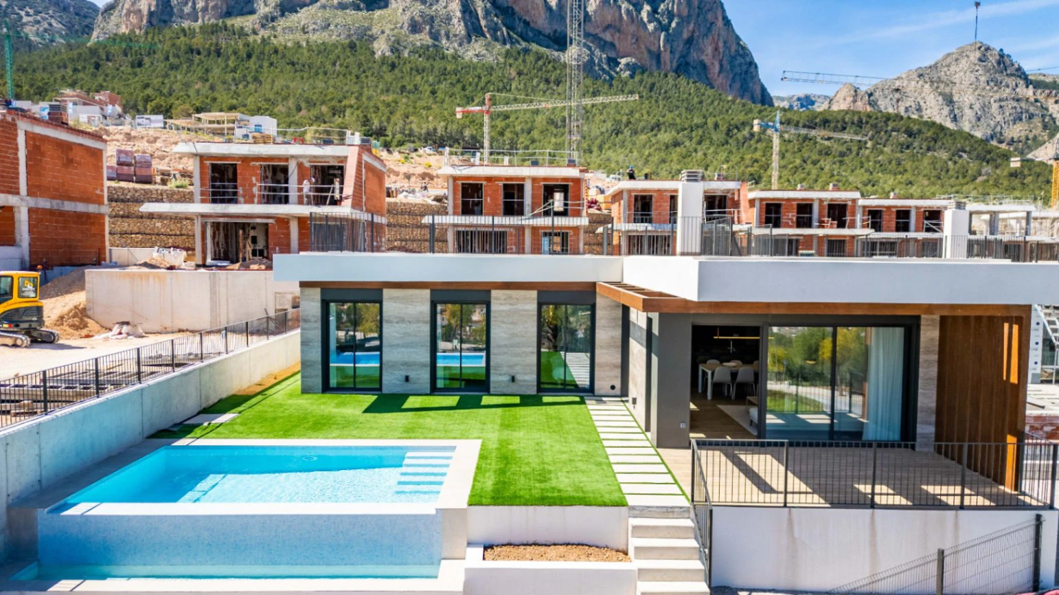 Modernas Villas de Obra Nueva en Polop con Vistas al Mar y la Montaña