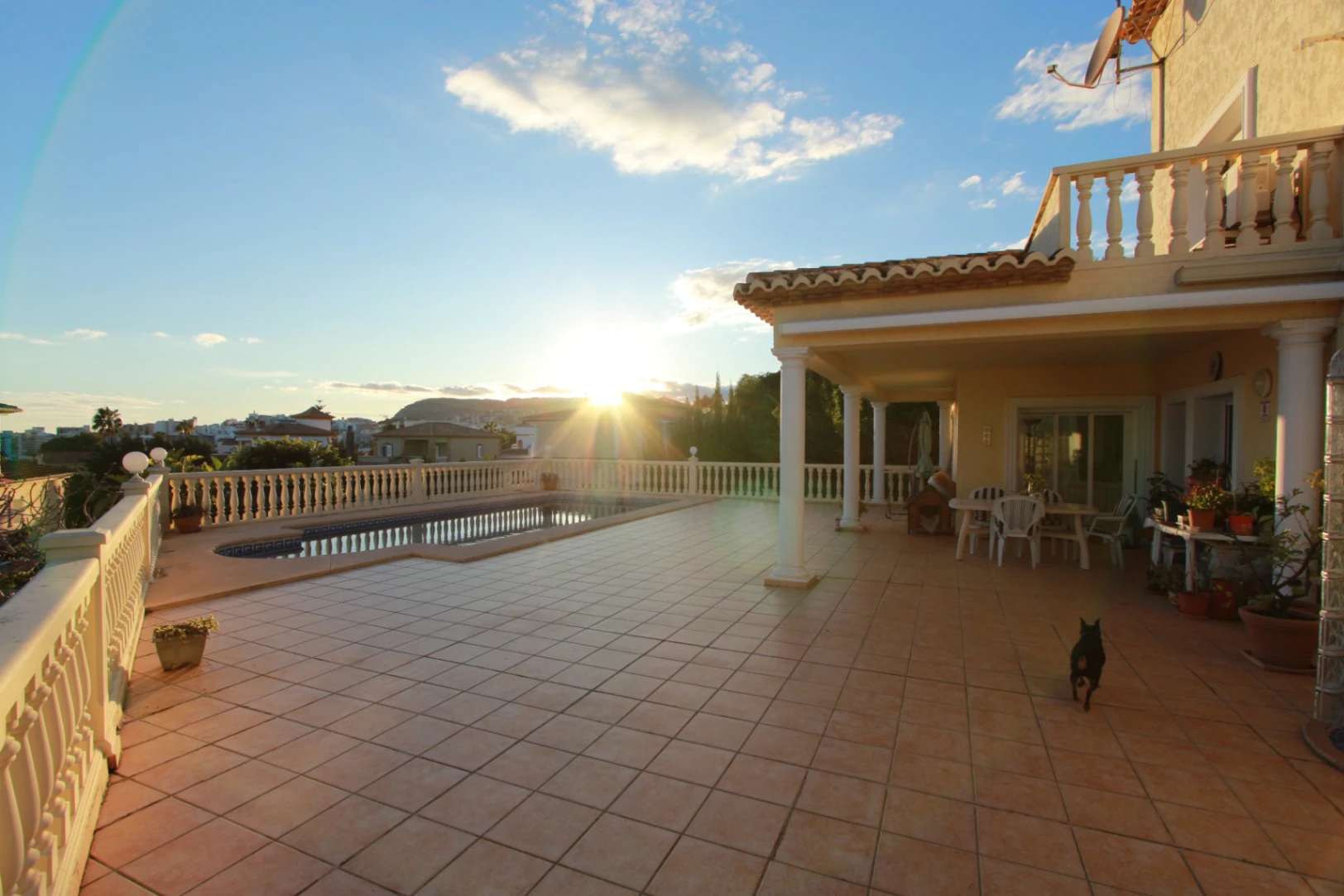 MAGNÍFICA VILLA MEDITERRÁNEA EN CALPE: TRANQUILIDAD, ESPACIOS AMPLIOS Y VISTAS PANORÁMICAS