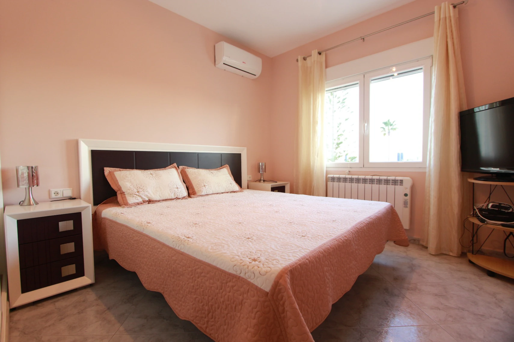 MAGNÍFICA VILLA MEDITERRÁNEA EN CALPE: TRANQUILIDAD, ESPACIOS AMPLIOS Y VISTAS PANORÁMICAS