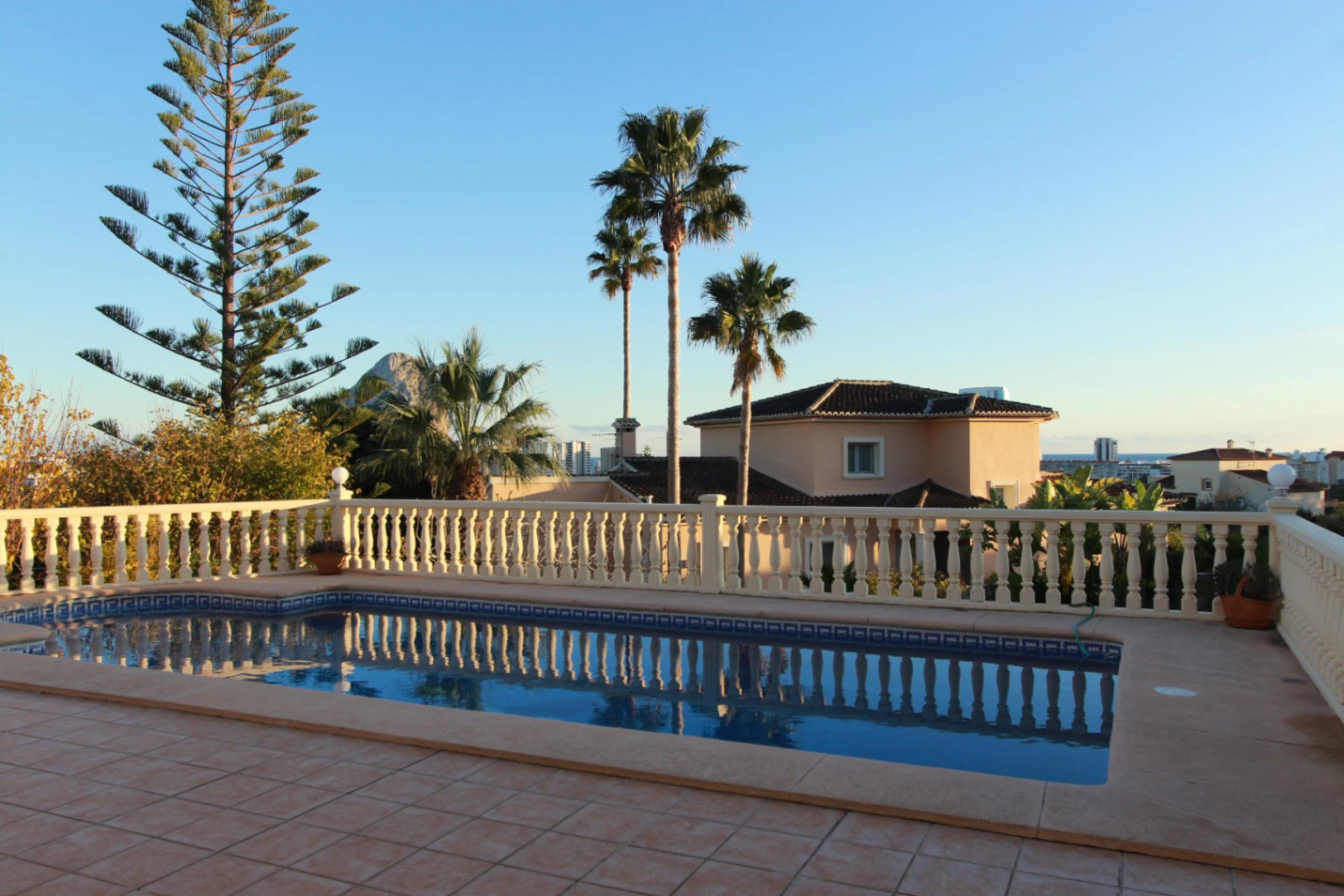 MAGNÍFICA VILLA MEDITERRÁNEA EN CALPE: TRANQUILIDAD, ESPACIOS AMPLIOS Y VISTAS PANORÁMICAS