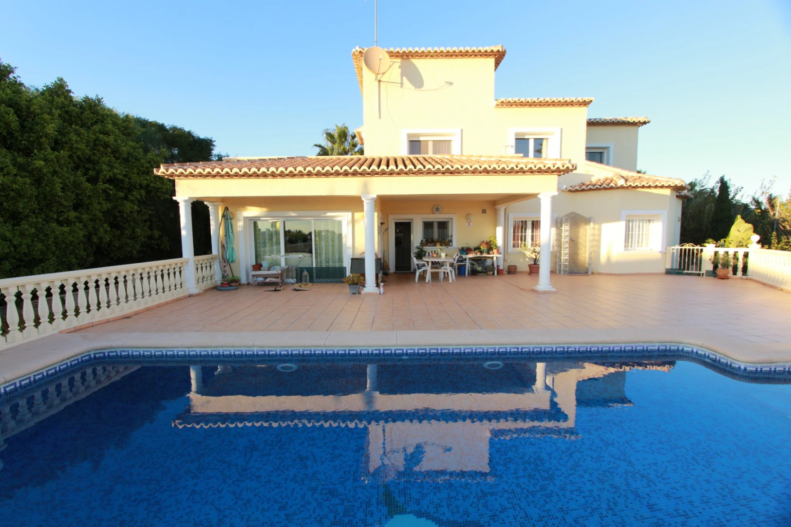 MAGNÍFICA VILLA MEDITERRÁNEA EN CALPE: TRANQUILIDAD, ESPACIOS AMPLIOS Y VISTAS PANORÁMICAS