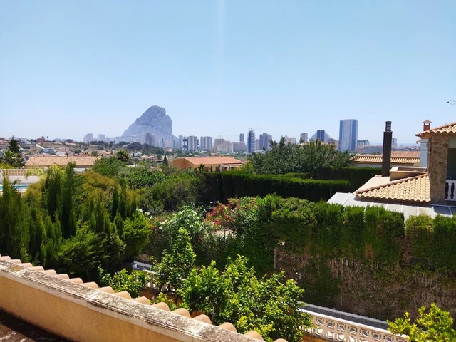 Villa Luminosa y Espaciosa con Jardín y Piscina Comunitaria