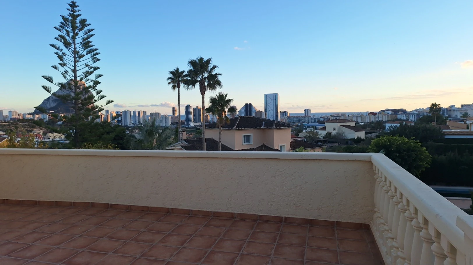 MAGNÍFICA VILLA MEDITERRÁNEA EN CALPE: TRANQUILIDAD, ESPACIOS AMPLIOS Y VISTAS PANORÁMICAS