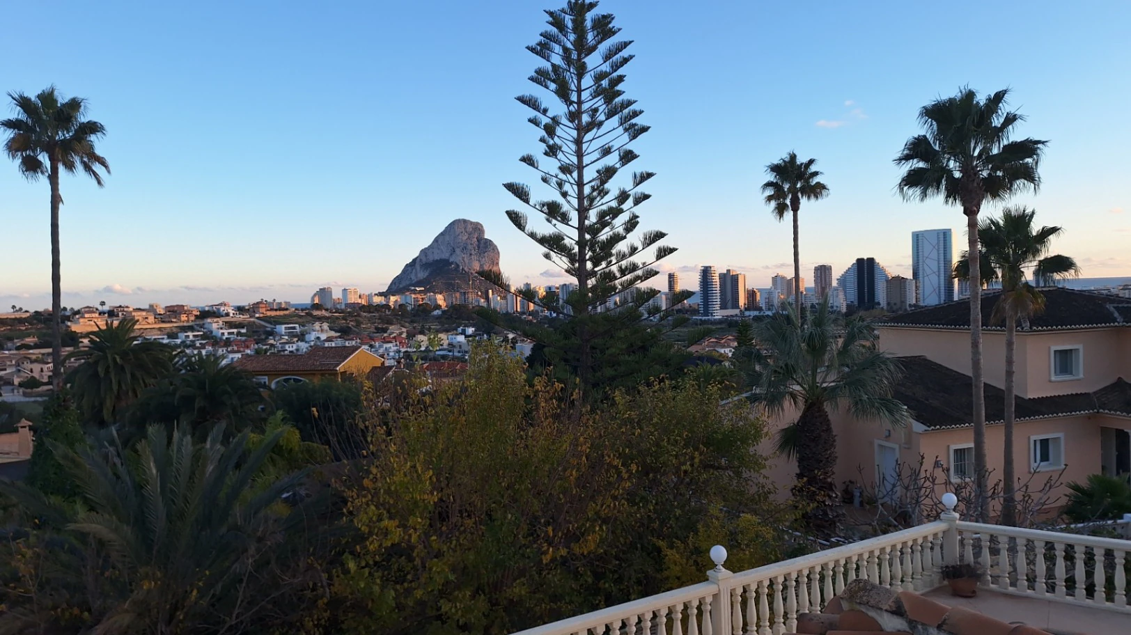 MAGNÍFICA VILLA MEDITERRÁNEA EN CALPE: TRANQUILIDAD, ESPACIOS AMPLIOS Y VISTAS PANORÁMICAS