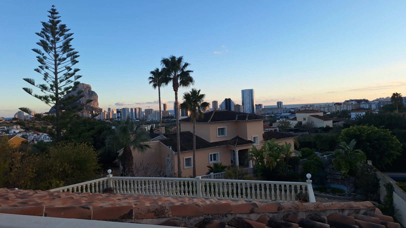 MAGNÍFICA VILLA MEDITERRÁNEA EN CALPE: TRANQUILIDAD, ESPACIOS AMPLIOS Y VISTAS PANORÁMICAS