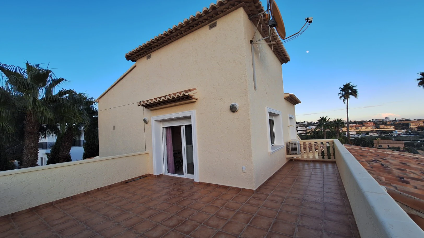 MAGNÍFICA VILLA MEDITERRÁNEA EN CALPE: TRANQUILIDAD, ESPACIOS AMPLIOS Y VISTAS PANORÁMICAS