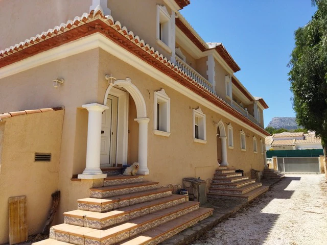 Bright and Spacious Villa in Calpe – Garden & Community Pool