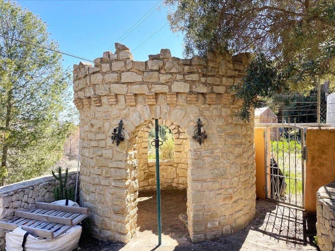 Impresionante Villa en Venta en Benissa Costa con 5 Viviendas Independientes – ¡Una Gran Oportunidad!
