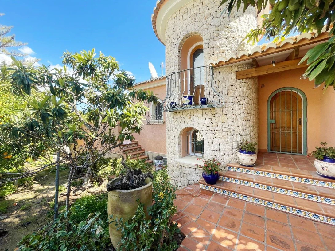 Impresionante Villa en Venta en Benissa Costa con 5 Viviendas Independientes – ¡Una Gran Oportunidad!