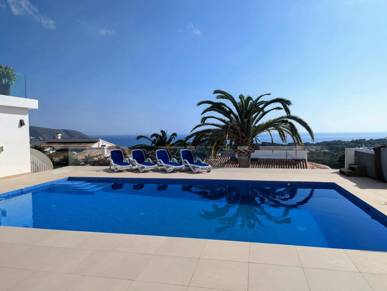 Villa de lujo en venta en Moraira con vista panorámica al mar