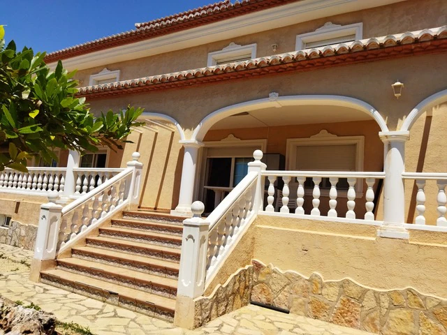 Bright and Spacious Villa in Calpe – Garden & Community Pool