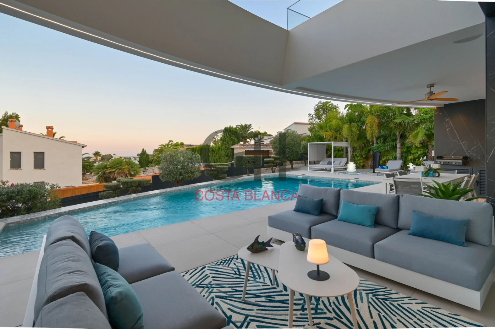 Moderna Villa de Lujo High-Tech con Vistas al Mar y a la Montaña en Moraira