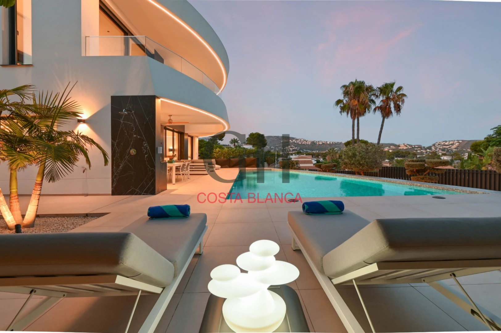 Moderna Villa de Lujo High-Tech con Vistas al Mar y a la Montaña en Moraira