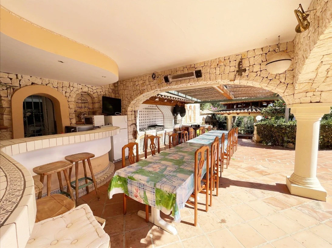 Impresionante Villa en Venta en Benissa Costa con 5 Viviendas Independientes – ¡Una Gran Oportunidad!