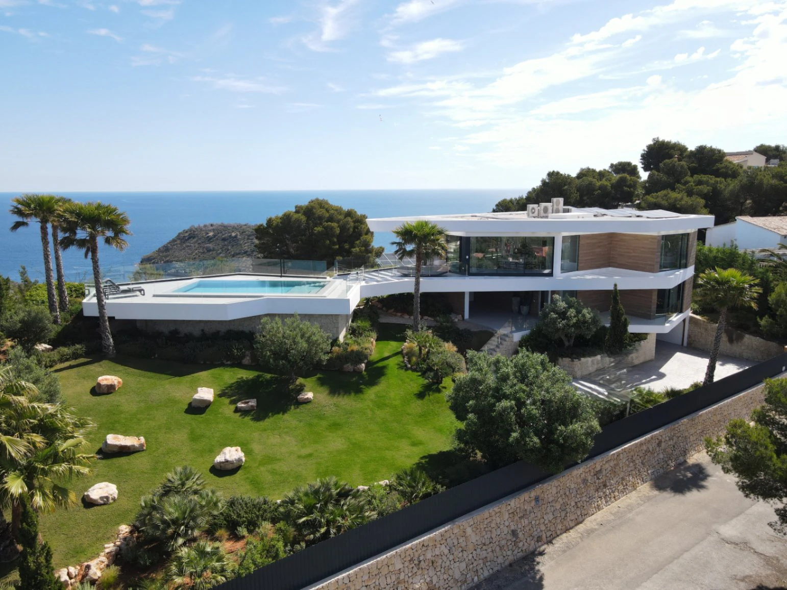 VILLA EN PRIMERA LINEA DE MAR EN JAVEA