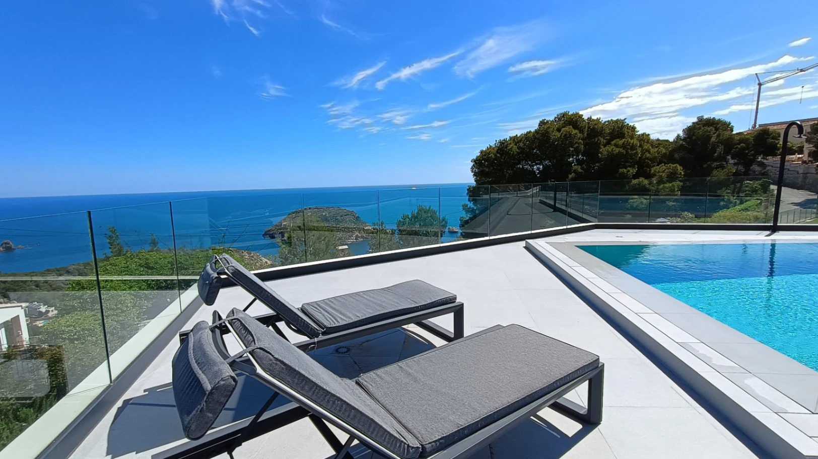 VILLA EN PRIMERA LINEA DE MAR EN JAVEA