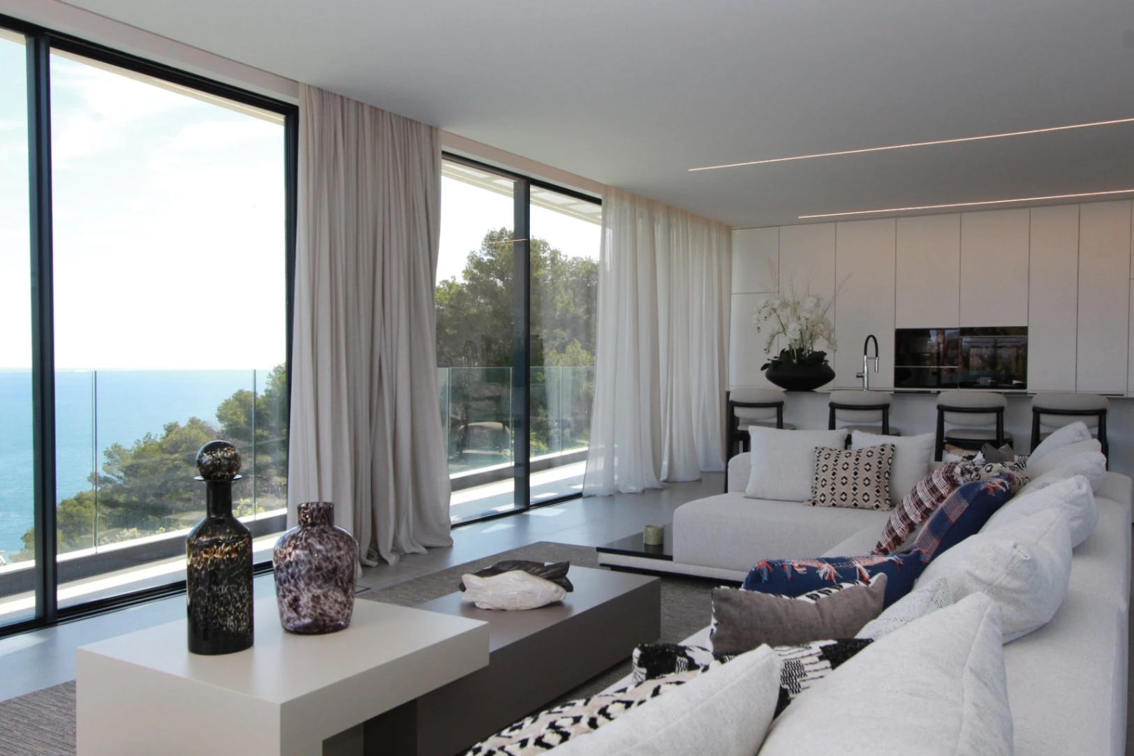VILLA EN PRIMERA LINEA DE MAR EN JAVEA