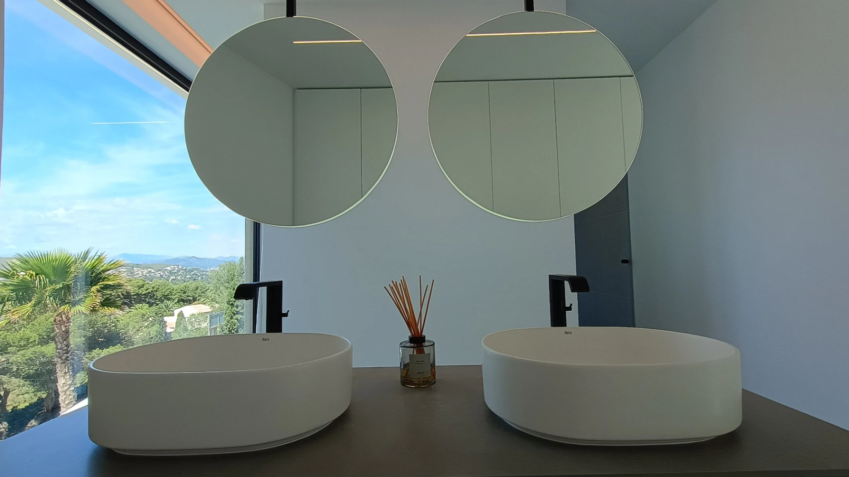VILLA EN PRIMERA LINEA DE MAR EN JAVEA
