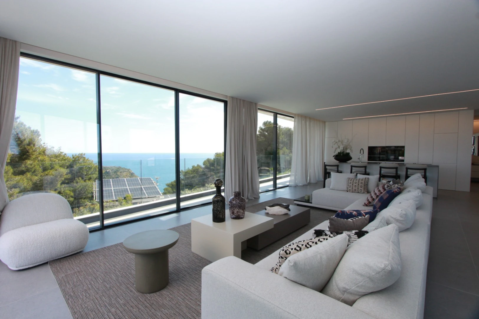 VILLA EN PRIMERA LINEA DE MAR EN JAVEA
