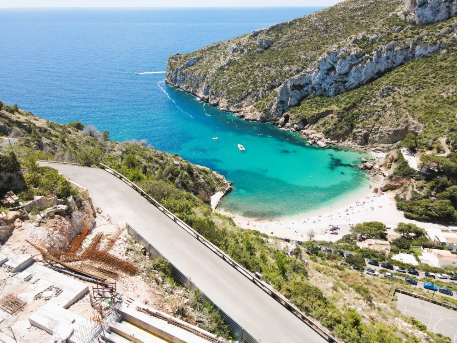 Exclusiva villa moderna de lujo en La Granadella con vistas panorámicas al mar