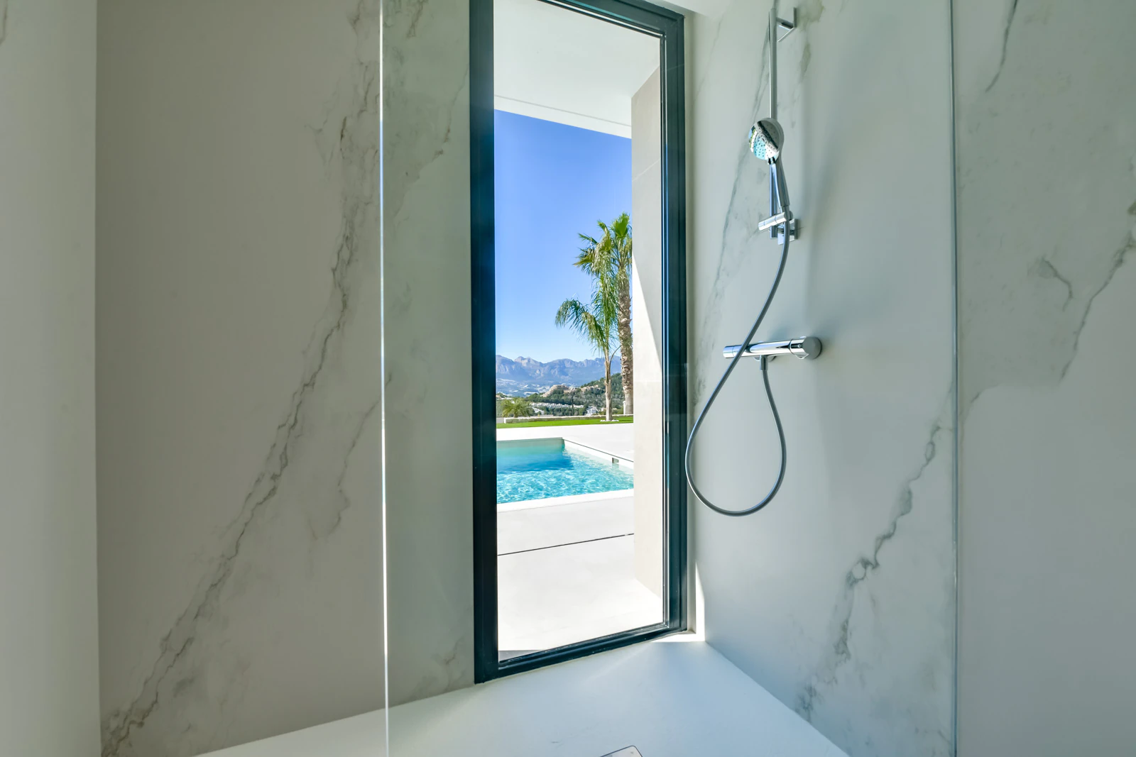 Villa contemporánea única en Altea con vistas al mar, terrazas tipo spa y acabados premium