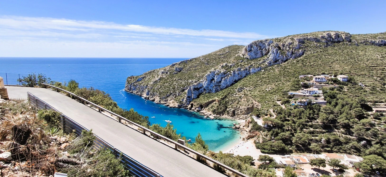 Exclusiva villa moderna de lujo en La Granadella con vistas panorámicas al mar