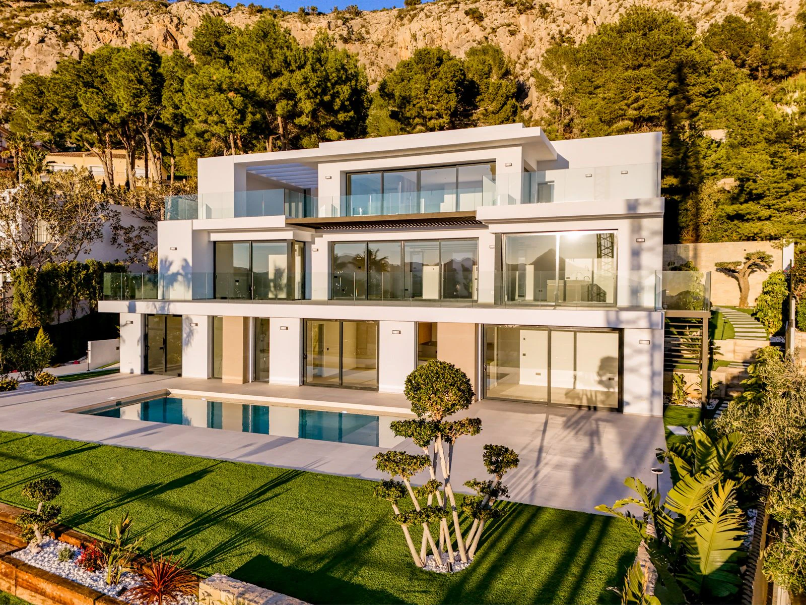 Villa contemporánea única en Altea con vistas al mar, terrazas tipo spa y acabados premium