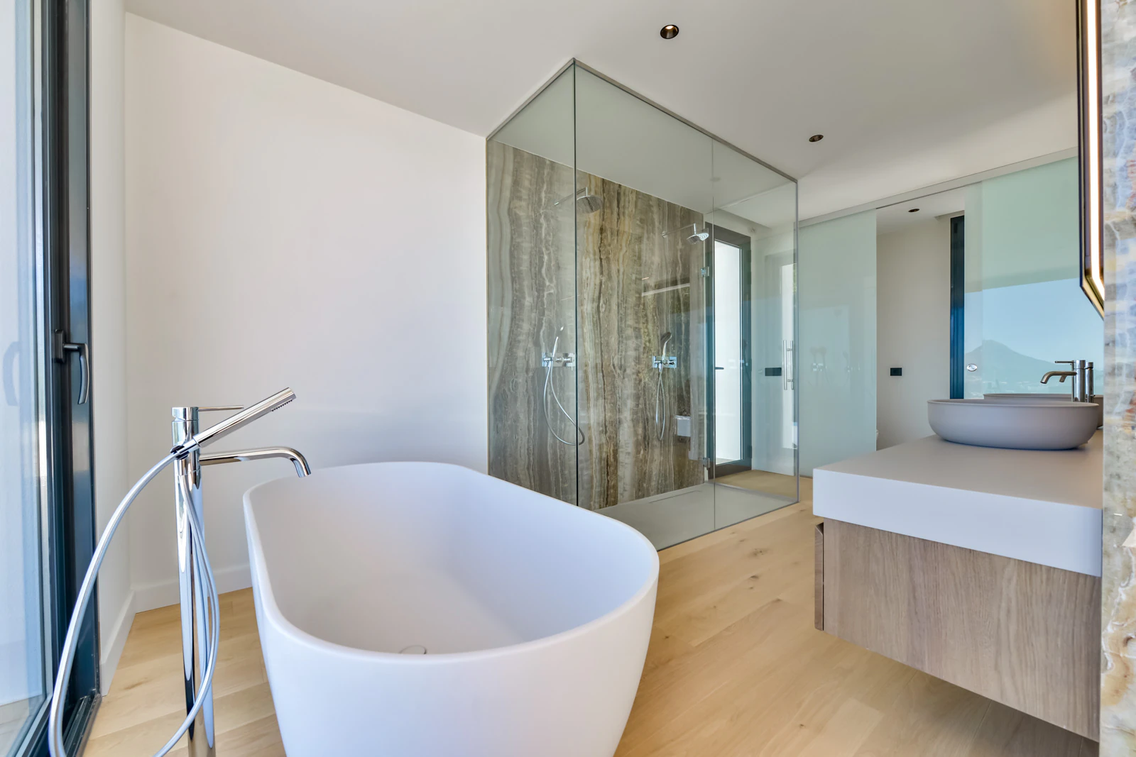 Villa contemporánea única en Altea con vistas al mar, terrazas tipo spa y acabados premium