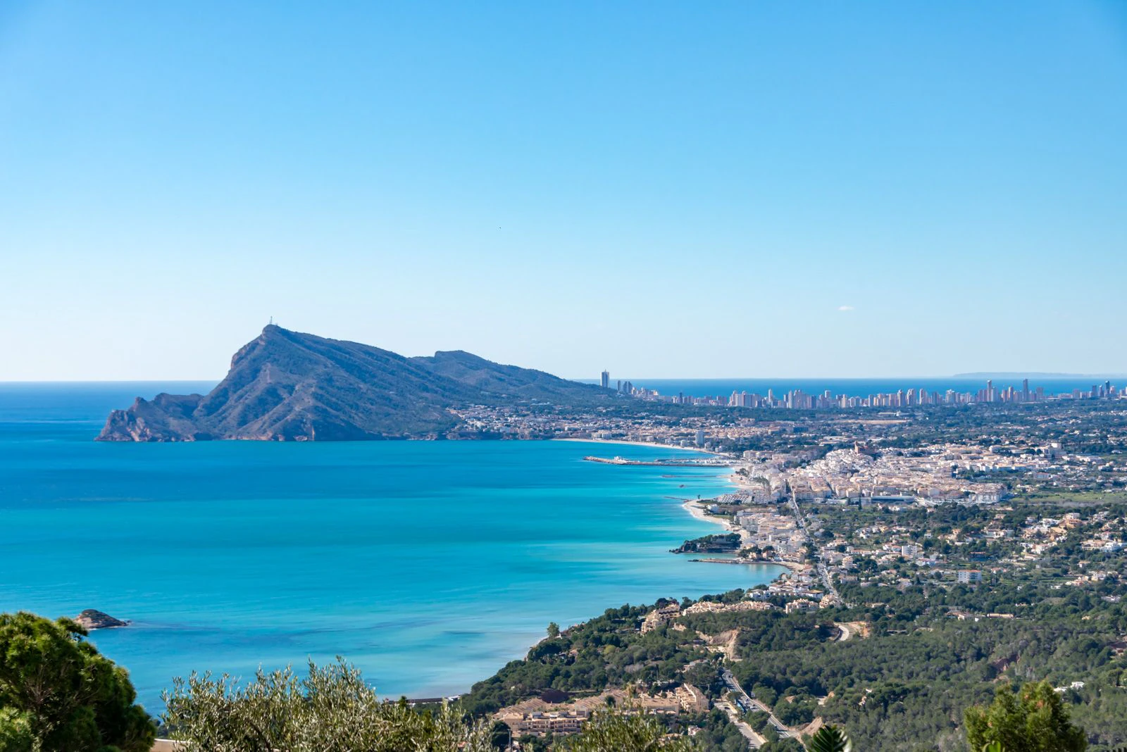 Villa contemporánea única en Altea con vistas al mar, terrazas tipo spa y acabados premium