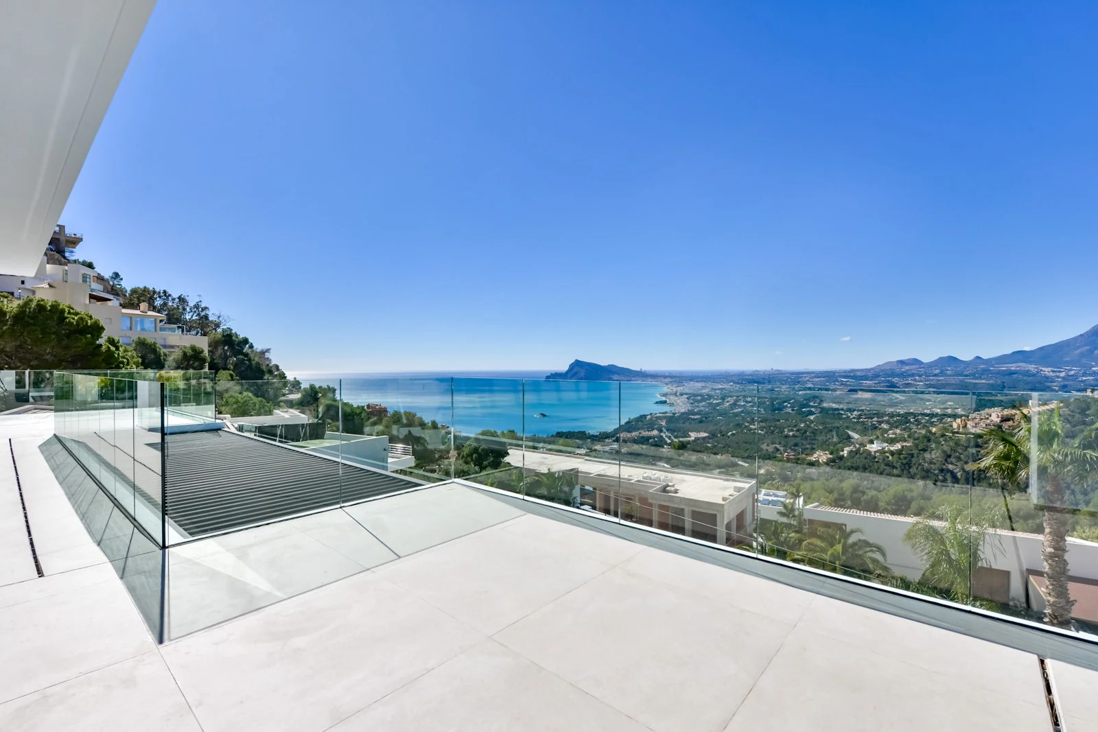 Villa contemporánea única en Altea con vistas al mar, terrazas tipo spa y acabados premium