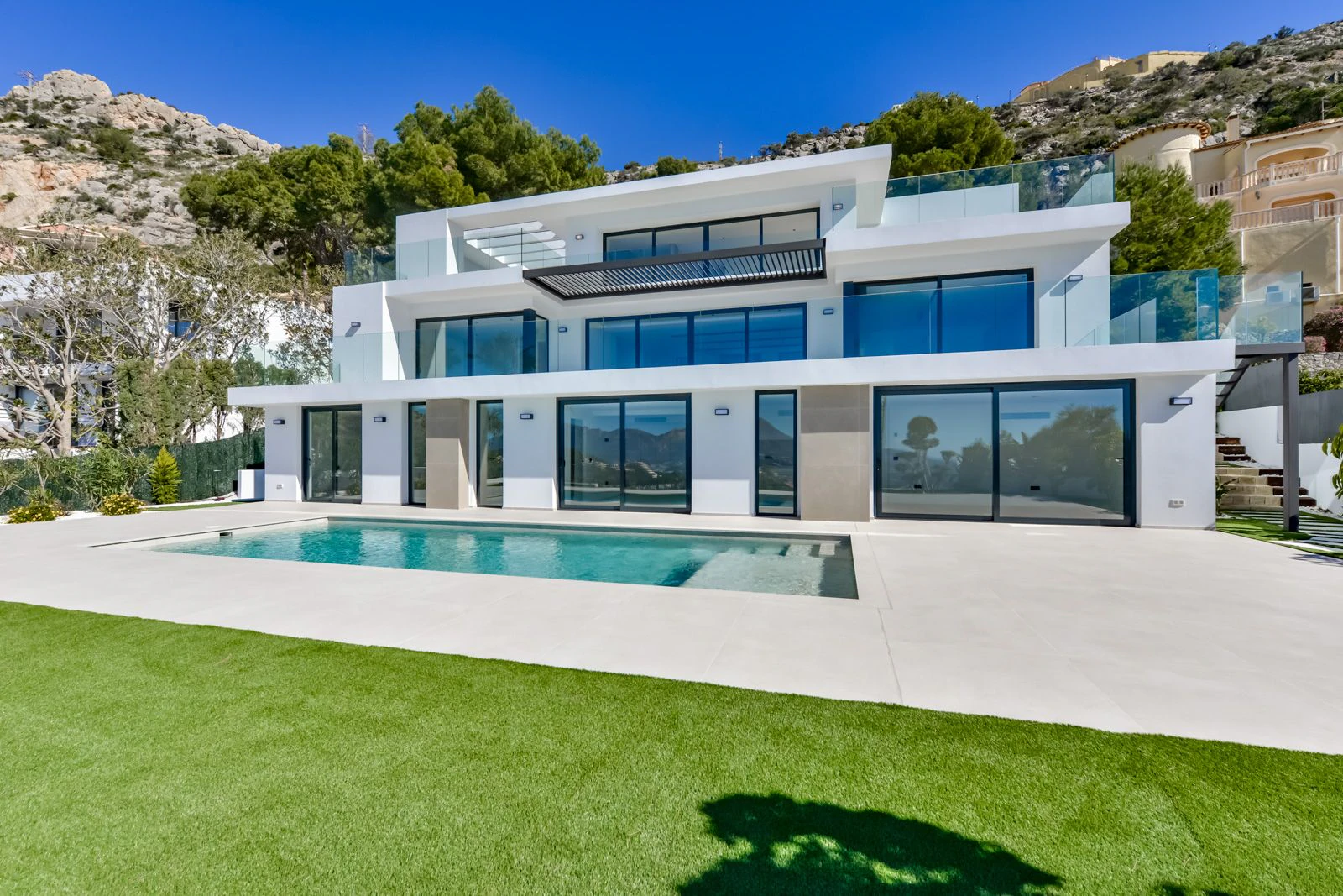 Villa contemporánea única en Altea con vistas al mar, terrazas tipo spa y acabados premium