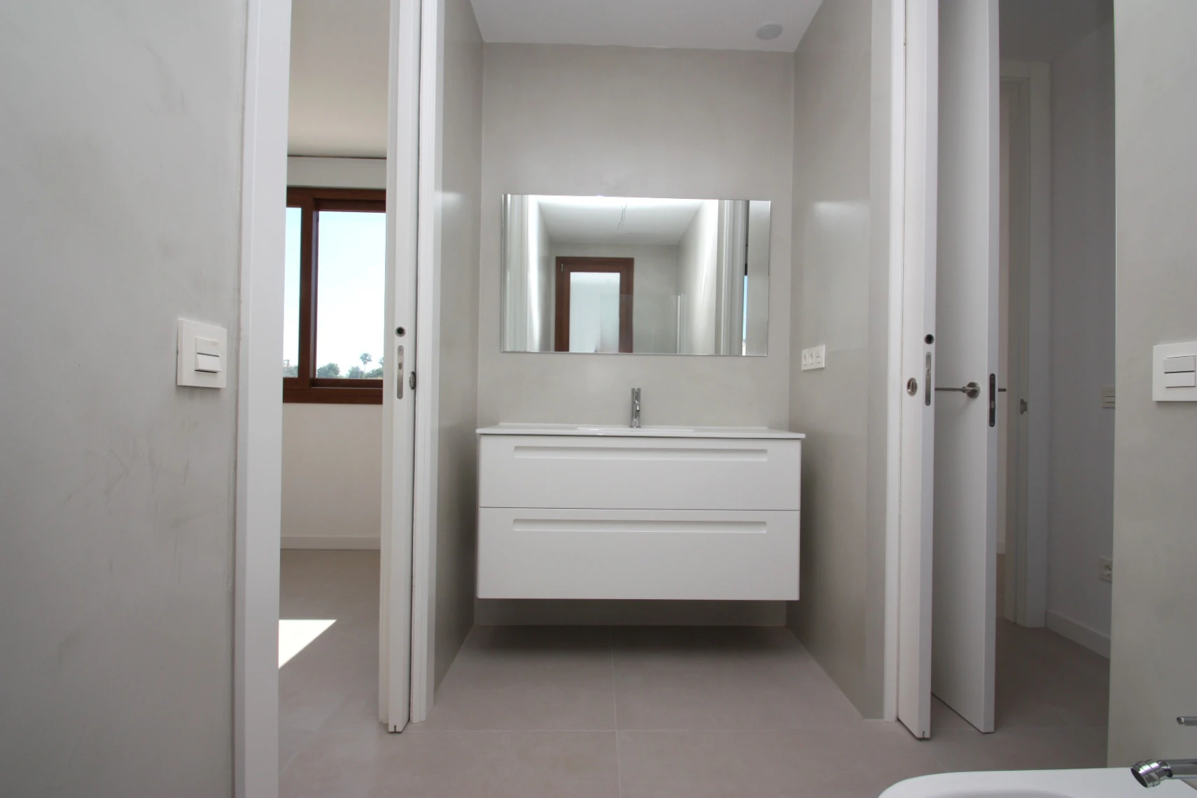 VILLA MODERNA DE 4 DORMITORIOS, CAMINANDO HASTA LA PLAYA DEL ARENAL, CALPE
