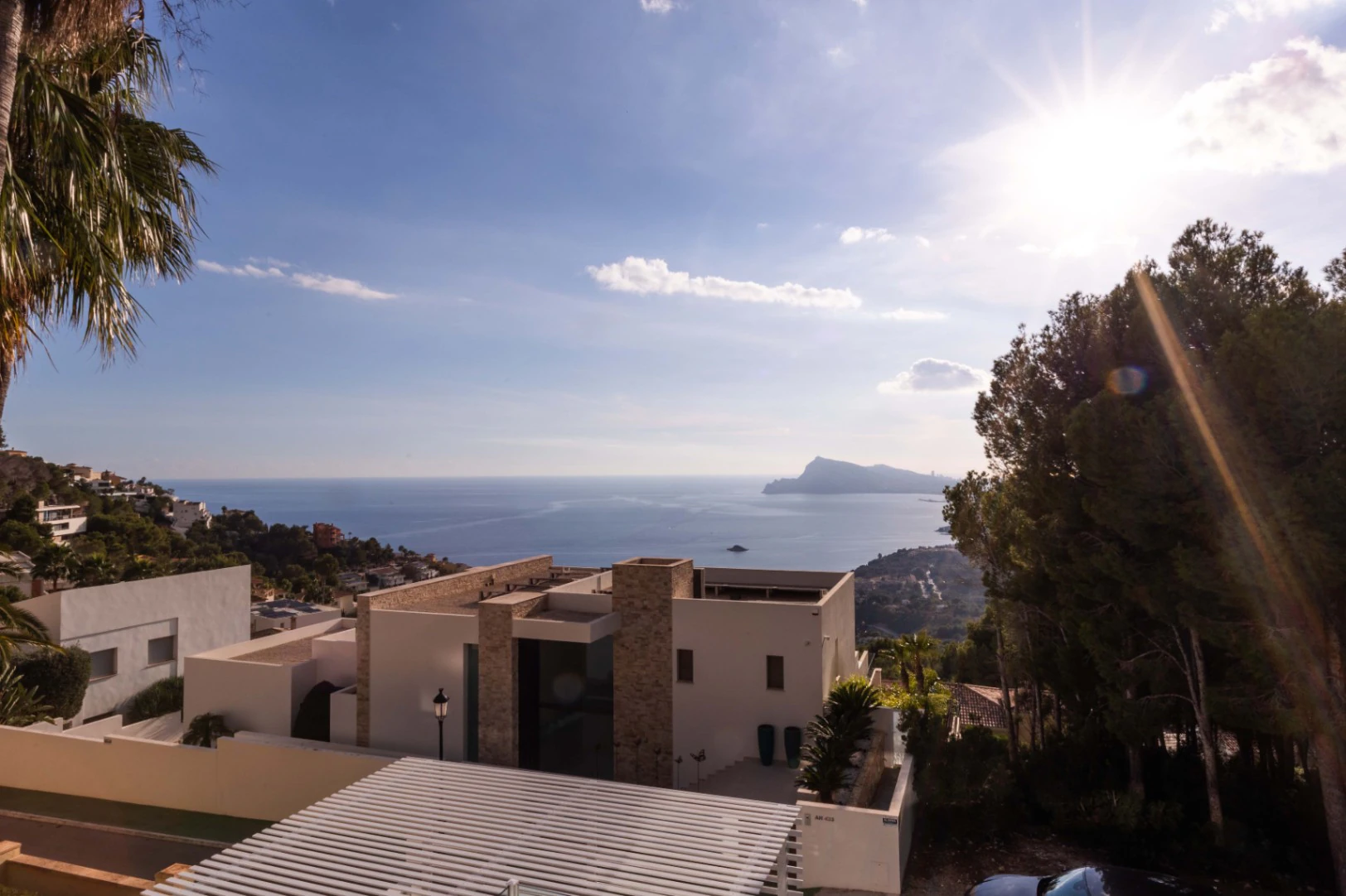 Exclusiva Villa Moderna con Vistas al Mar al Pie de la Sierra Bernia – Altea | 3 Dormitorios, Piscina y Vistas Panorámicas