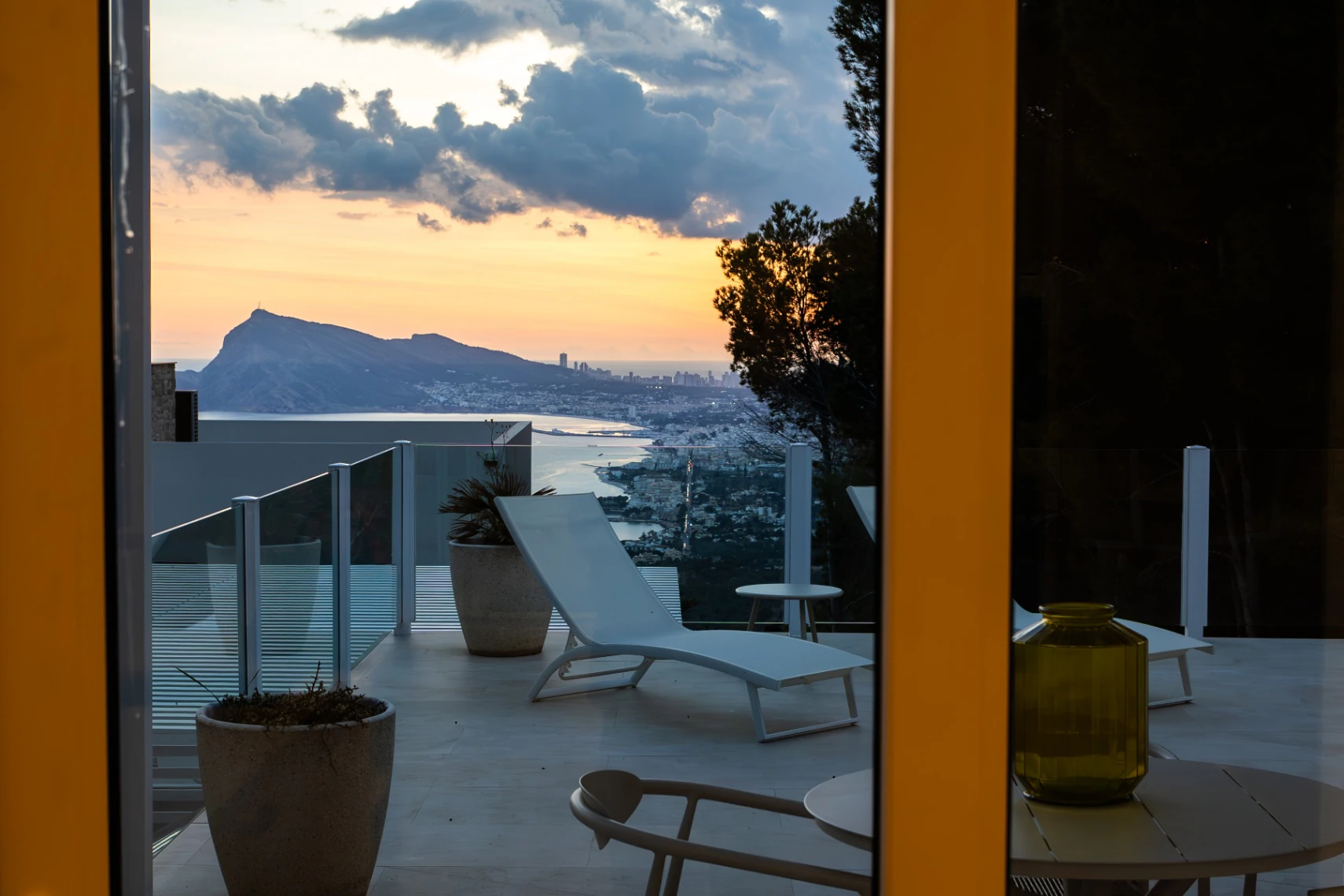 Exclusiva Villa Moderna con Vistas al Mar al Pie de la Sierra Bernia – Altea | 3 Dormitorios, Piscina y Vistas Panorámicas